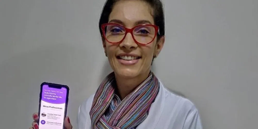 Na foto, a médica CEO e co-founder da ConsultaMe, Caroline Saad
