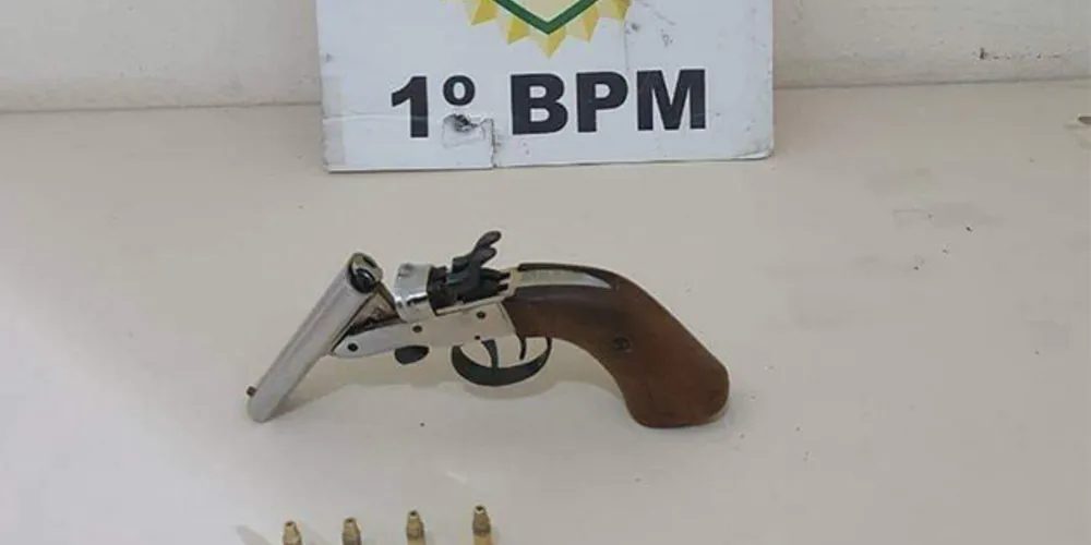 Revólver estava na cabine do caminhão e motorista foi preso em flagrante