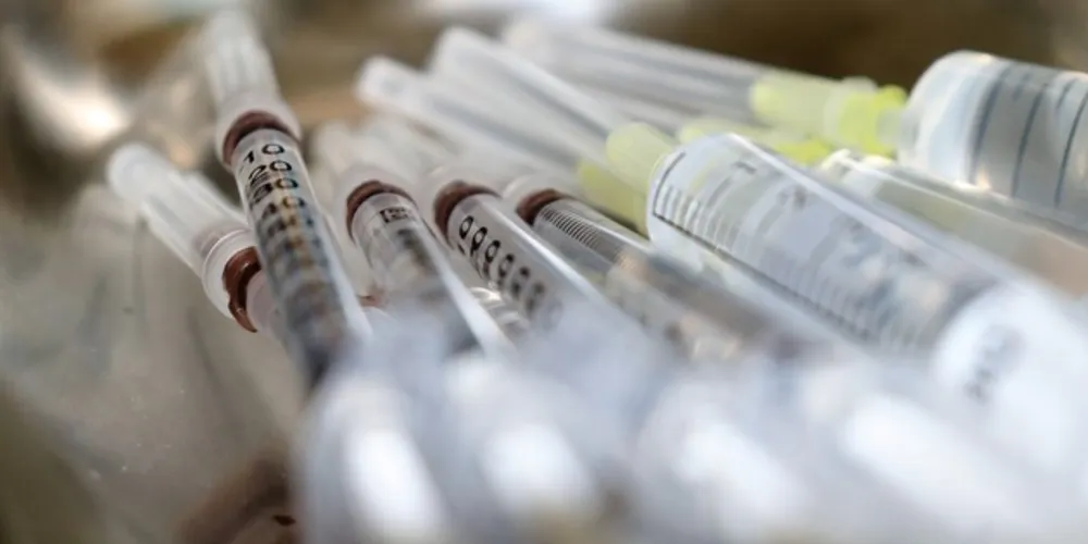 De acordo com a Anvisa, em nota publicada em seu portal na internet, a vacina falsificada é vendida na apresentação frasco-ampola multidose