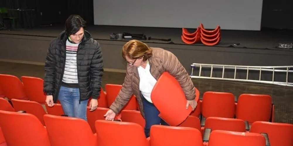 Entre os serviços realizados estão, revitalização da pintura interna, higienização dos ambientes e troca de braços e estofados de poltronas danificadas