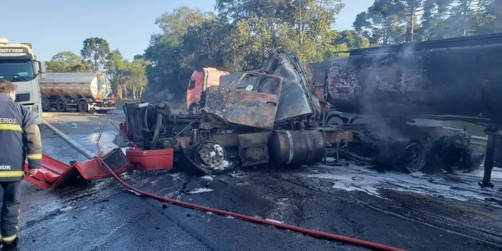 Motorista do caminhão incendiado morreu ainda no local do acidente