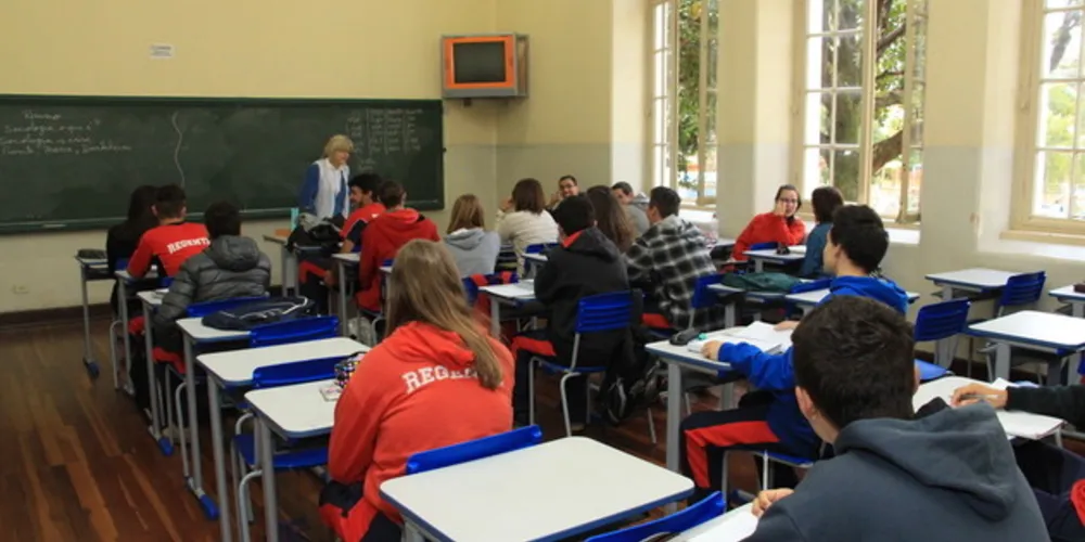 Com a crise financeira, algumas famílias retiraram os filhos das escolas particulares, sem matricular em outro estabelecimento de ensino
