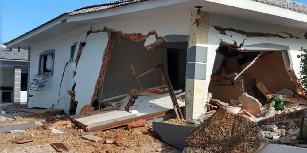 Não houve feridos, porém a estrutura da residência foi toda comprometida