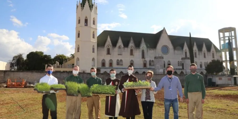 A vice-prefeita Elizabeth Schmidt também participou da entrega, que marcou a retomada das ações do programa, após quase dois meses suspenso devido a pandemia da Covid-19 
