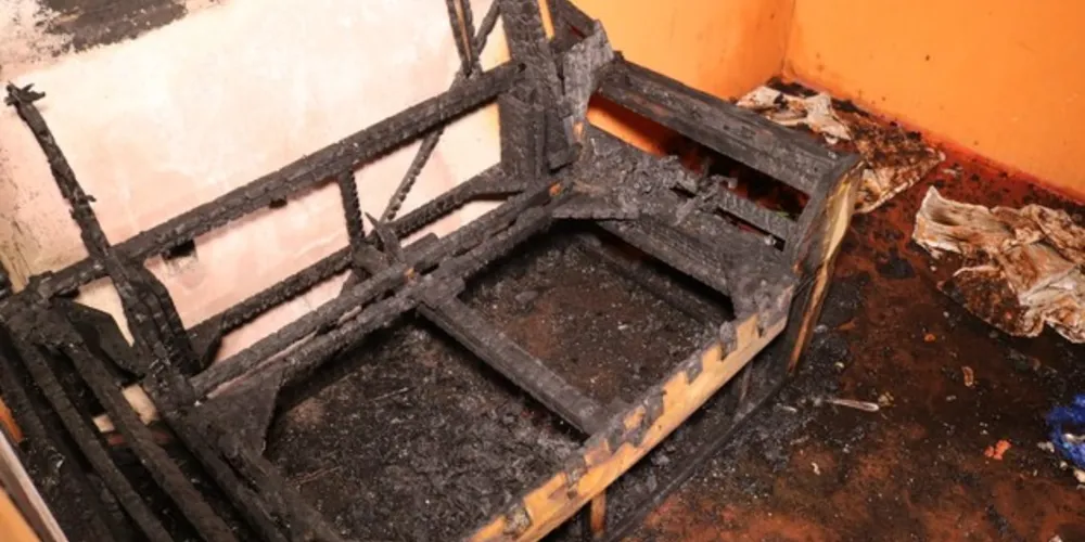 Suspeita dos vizinhos é que uma vela tenha provocado o incêndio, já que não havia energia elétrica no imóvel