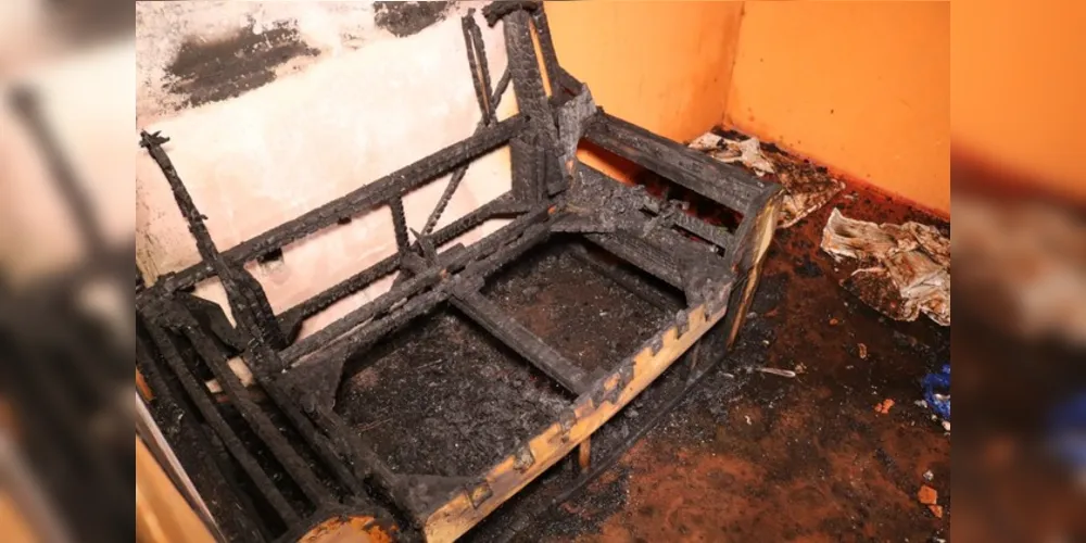 Suspeita dos vizinhos é que uma vela tenha provocado o incêndio, já que não havia energia elétrica no imóvel