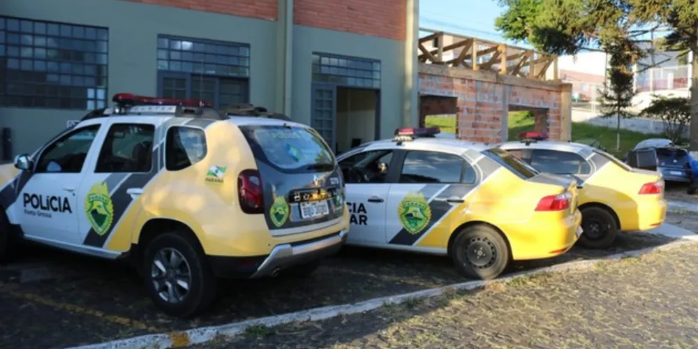Dois carros recuperados pela PM foram entregues na 13ª SDP para serem periciados