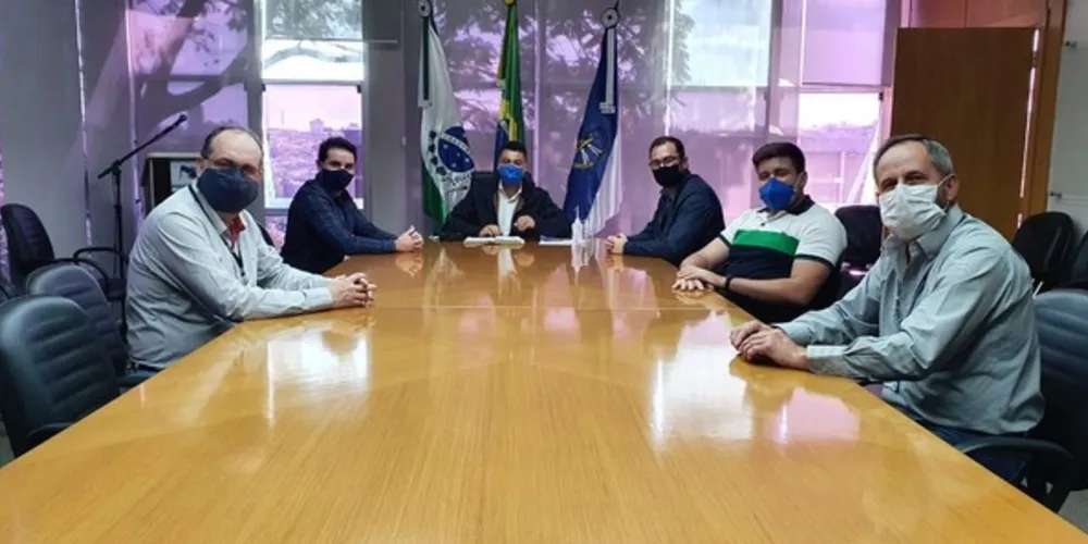 Vinícius explica que a distância entre as mesas, de 2 metros, será mantida