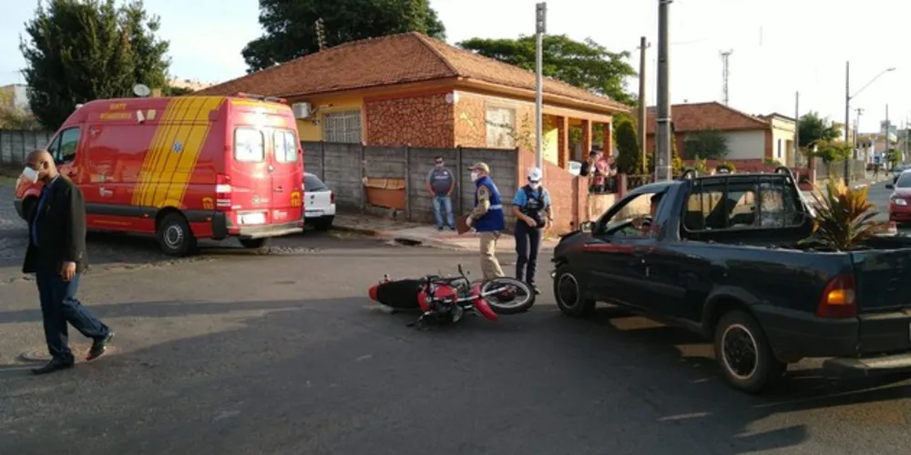 Motorista do carro escapou ilesa e motociclista não quis ser levado ao hospital