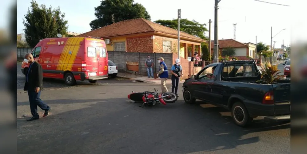 Motorista do carro escapou ilesa e motociclista não quis ser levado ao hospital