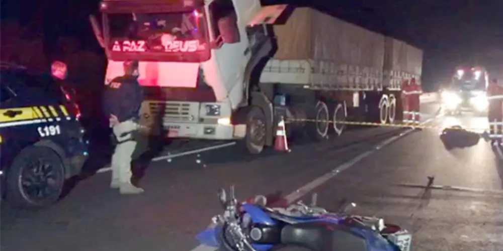 Vítima pilotava moto que bateu contra caminhão parado na rodovia