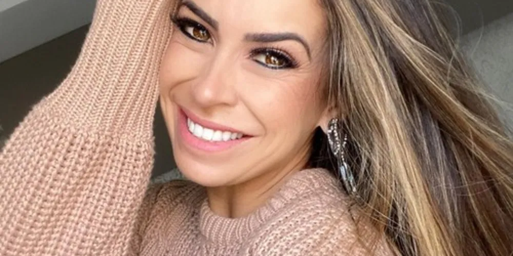 TROCA DE IDADE - A competente profissional da Odontologia Marina Pellissari, será muito cumprimentada pela passagem de seu aniversário na próxima segunda-feira (25). A data será comemorada ao lado de seu marido Leonardo Pellissari e seus filhos Bernardo e Maria, na intimidade familiar.  Da coluna RC os votos de alegrias e prosperidade