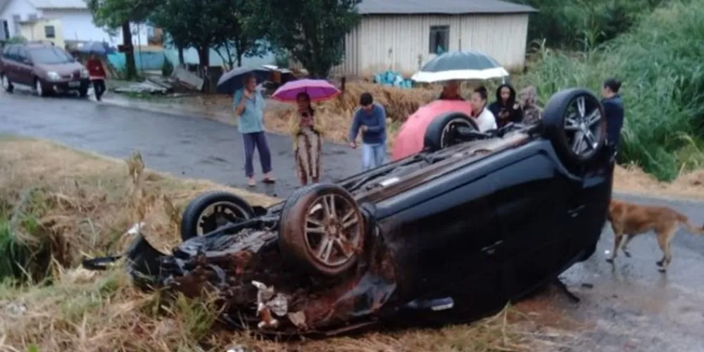 O automóvel (Hyundai i30) sofreu grandes avarias.