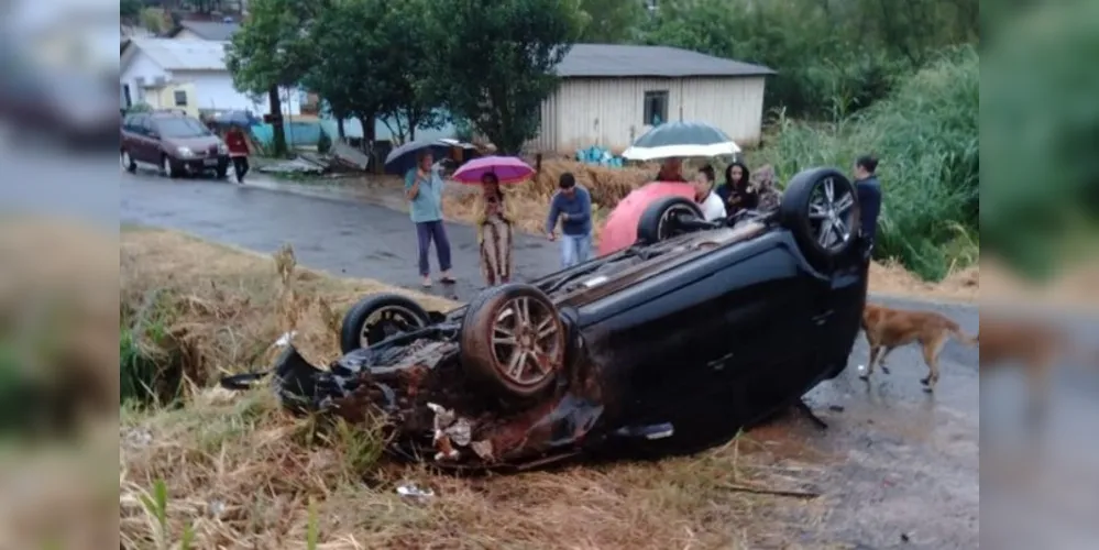 O automóvel (Hyundai i30) sofreu grandes avarias.