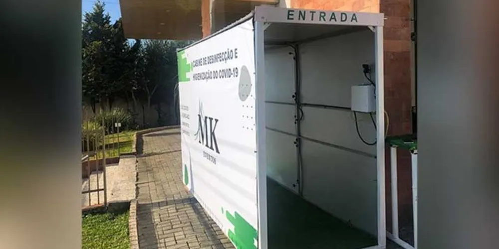 Foram providenciadas bancadas automáticas de álcool em gel, tapetes para higienização dos pés e uma cabine de desinfecção e higienização.