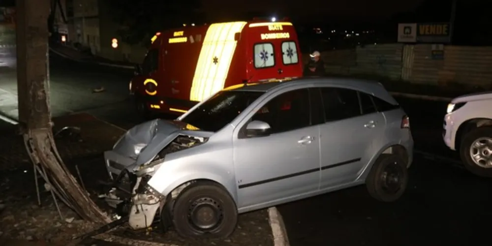 Imagem ilustrativa da imagem Motorista bate contra poste no Centro de PG
