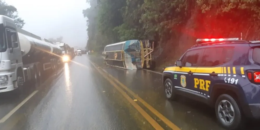 Imagem ilustrativa da imagem PRF atende tombamento na Serra da Esperança