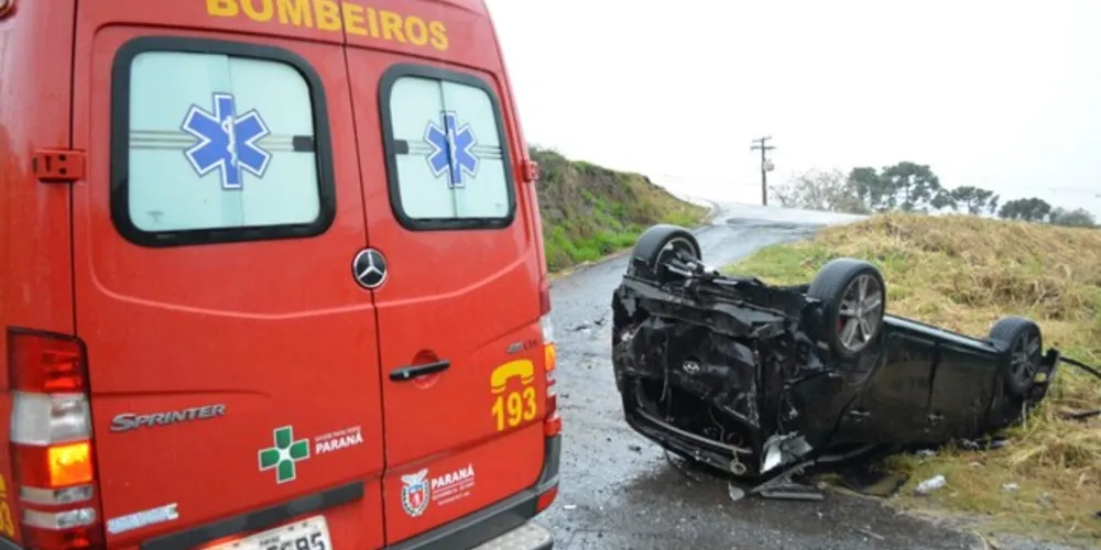 Imagem ilustrativa da imagem Carro fica destruído após capotar na Visconde de Taunay