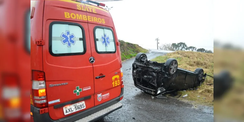 Imagem ilustrativa da imagem Carro fica destruído após capotar na Visconde de Taunay