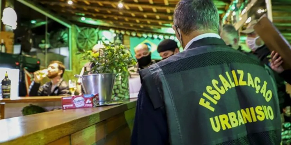 Imagem ilustrativa da imagem Curitiba fecha mais dois bares e uma tabacaria por aglomeração