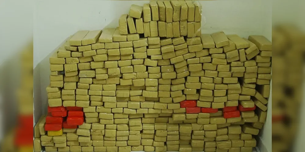 Duas pessoas foram presas transportando parte da droga apreendida