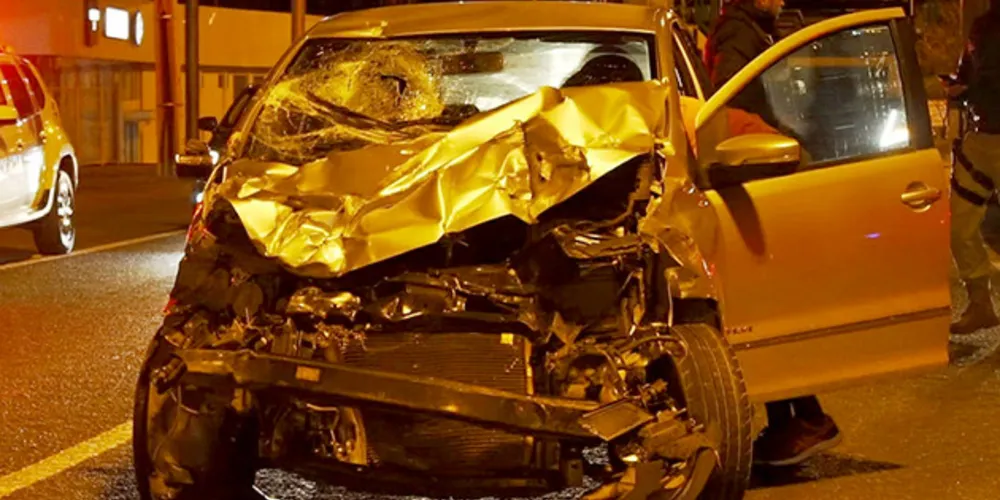 Passageiro do carro ficou gravemente ferido e motorista fugiu do local