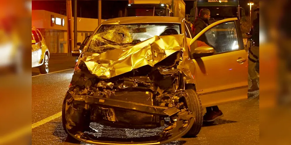 Passageiro do carro ficou gravemente ferido e motorista fugiu do local