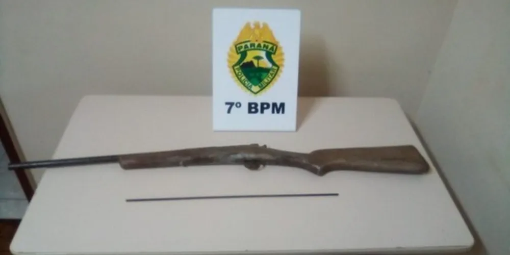 Arma pertencia ao avô da vítima, que poderá responder por posse ilegal e omissão de cautela na guarda da arma