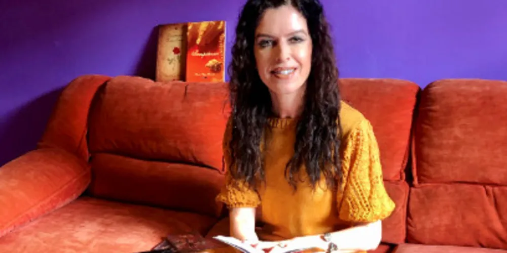 REGISTRO - A escritora Renata Regis Florisbelo participa da campanha criada pela produtora cultural Ana Maria Camargo #AmorArteAmorComida, através da qual a autora disponibilizará kits de seus livros para venda, sendo o valor integralmente entregue a uma entidade para ser convertido em cestas básicas. Em princípio a campanha visa ajudar a Paróquia Nossa Senhora da Conceição em Almirante Tamandaré, porém os interessados em participar podem destinar o valor para outra instituição de sua escolha. A entrega dos livros ocorre mediante apresentação do comprovante de depósito em nome da entidade favorecida. Interessados podem entrar em contato com a Renata ou com a Ana Maria Camargo pelas redes sociais