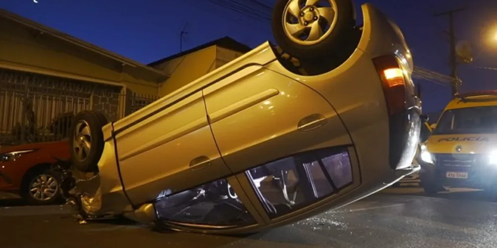 Imagem ilustrativa da imagem Carro capota após batida em cruzamento na Nova Rússia