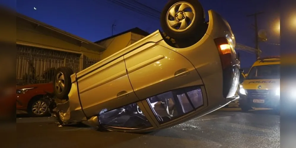 Imagem ilustrativa da imagem Carro capota após batida em cruzamento na Nova Rússia