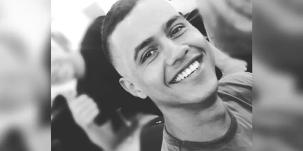 O rapaz, que é morador da cidade, confessou ter matado o próprio pai, porque segundo ele, o homem teria abusado de uma de suas irmãs. O crime aconteceu no final de semana e chocou a cidade.