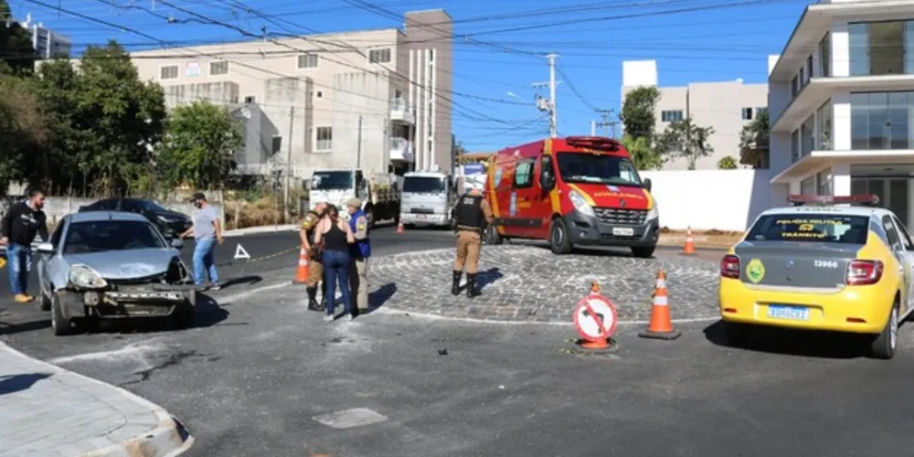 Imagem ilustrativa da imagem Acidente em rotatória deixa motociclista ferido no Centro
