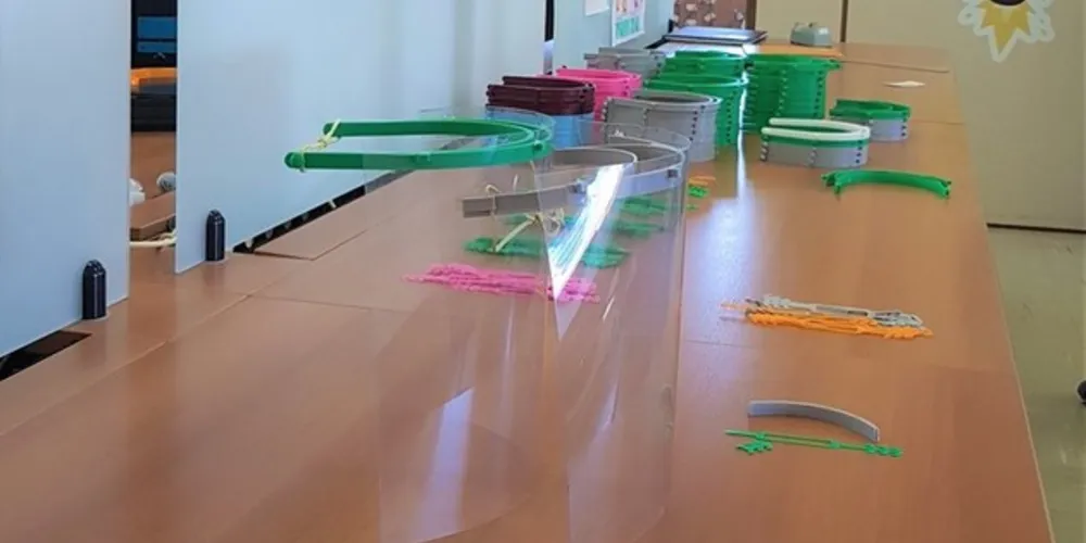 stas “viseiras” são uma proteção extra, que diminui o risco de contágio em situações de contato a uma curta distância, mas não anula a necessidade de manter a boca e o nariz totalmente cobertos