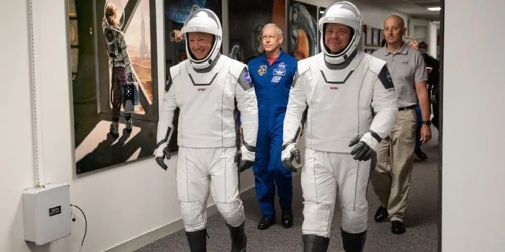 Os astronautas da Nasa Douglas Hurley e Robert Behnken provam a vestimenta da missão