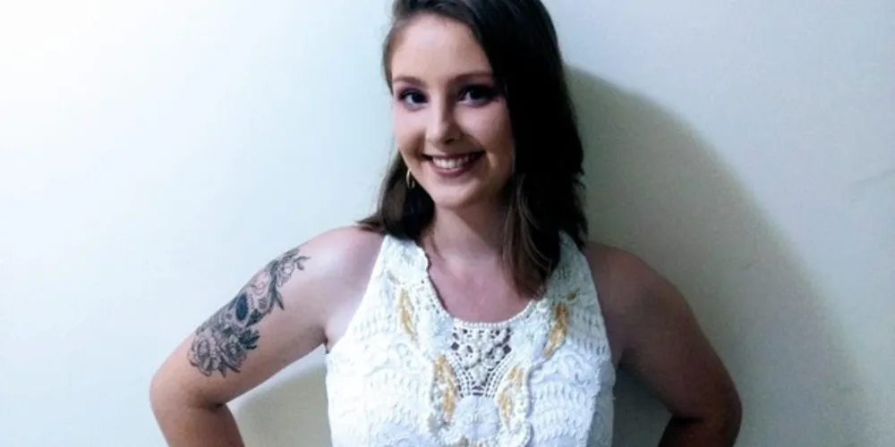 Fernanda é graduada em Licenciatura em Ciências Biológicas. A jovem escritora ama cães, livros, café e boa música