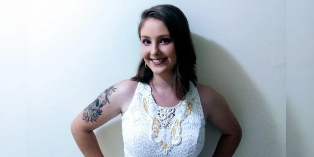 Fernanda é graduada em Licenciatura em Ciências Biológicas. A jovem escritora ama cães, livros, café e boa música
