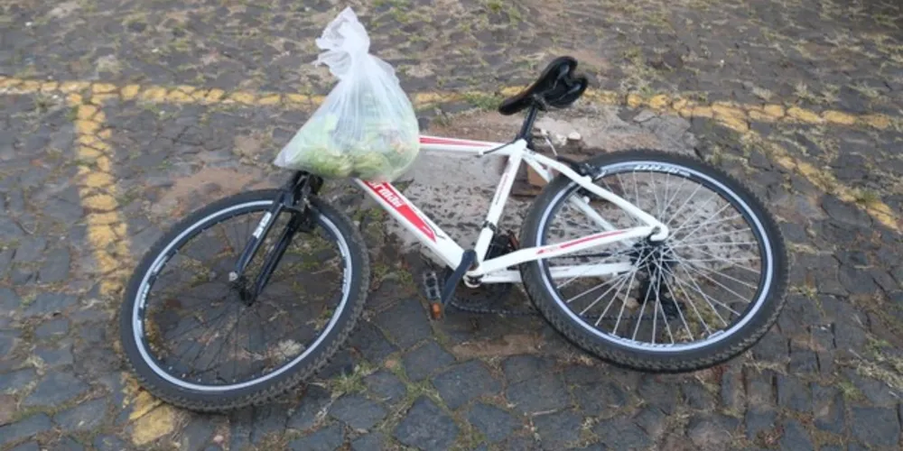Ciclista teve que ser socorrido após sofrer ferimento na cabeça