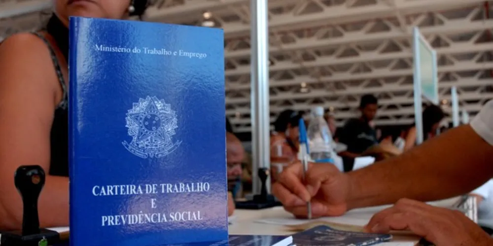 A queda no número de contratações contribuiu de forma expressiva para o saldo negativo de empregos formais.