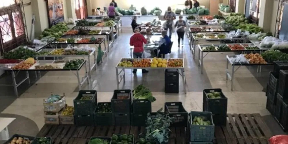 A suspensão, de forma temporária, está condicionada ao encerramento do prazo de permissão de uso do espaço