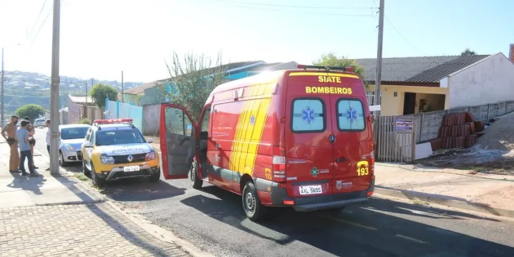 Profissionais do Corpo de Bombeiros e Polícia Militar estiveram no local do acidente;