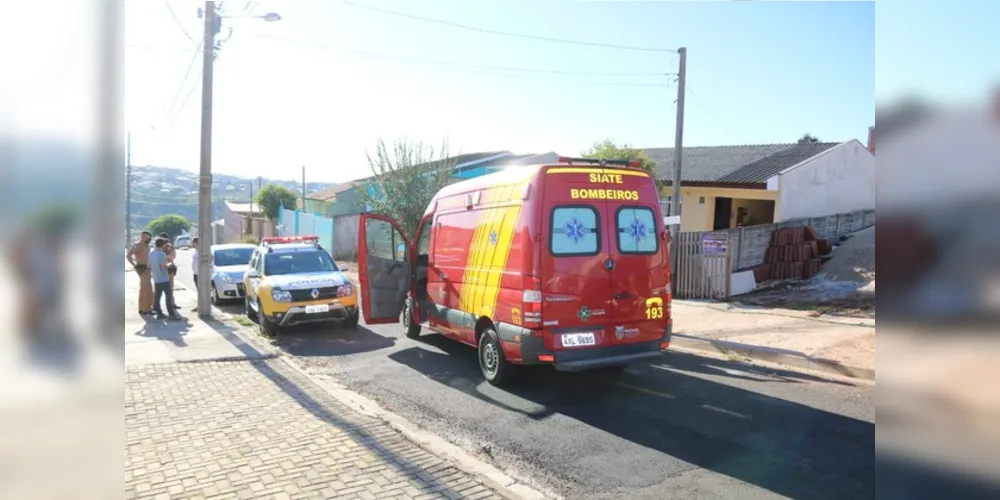 Profissionais do Corpo de Bombeiros e Polícia Militar estiveram no local do acidente;