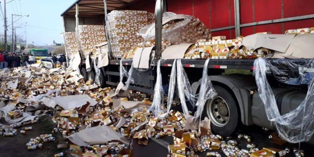 Cervejas caídas às margens da rodovia