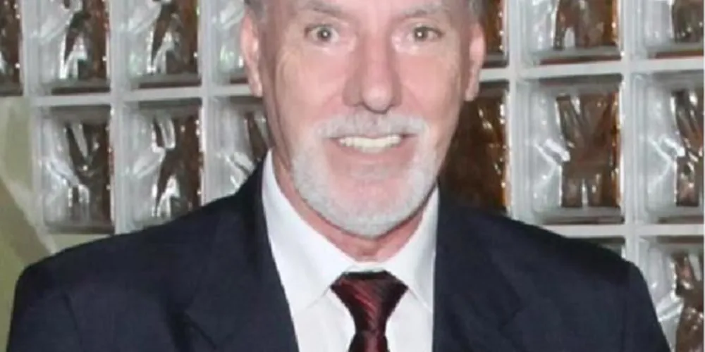 NOVO CICLO - Odenir Follador receberá as felicitações pela passagem de seu aniversário no próximo sábado (30). Odenir é  Assessor Cultural da ASMIRE, integrante da Acadêmia de Letras dos Campos Gerais, integrante da APLA e do Centro Cultural Faris Michaele, exercendo um excelente papel para o fomento da cultura em nossa cidade. Da coluna RC os votos de realizações