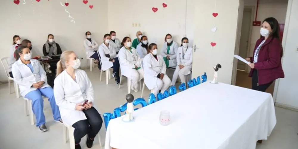 A Prefeitura de Ponta Grossa, através da Fundação Municipal de Saúde (FMS), promove, entre os dias 25 e 29 de maio, mais uma edição da Semana de Enfermagem Hospital Municipal (HM) Dr. Amadeu Puppi. A atividade, voltada aos funcionários do setor de enfermagem do Hospital, busca promover o bem estar das equipes e seu aperfeiçoamento