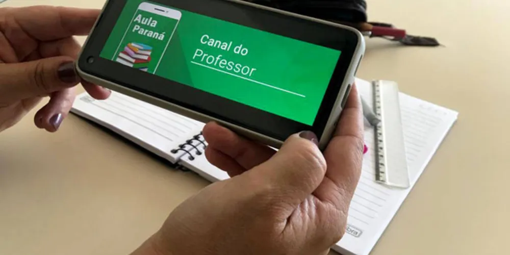 O canal é a mais nova ferramenta do Aula Paraná lançada pela Secretaria da Educação e do Esporte. Proposta contará com pelo menos 3 lives de formação por dia