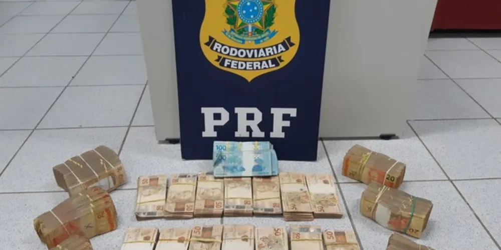 Dinheiro foi encontrado em uma mochila, em um carro