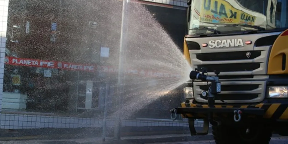 Caminhão de combate ao coronavírus faz a desinfecção em ruas da cidade