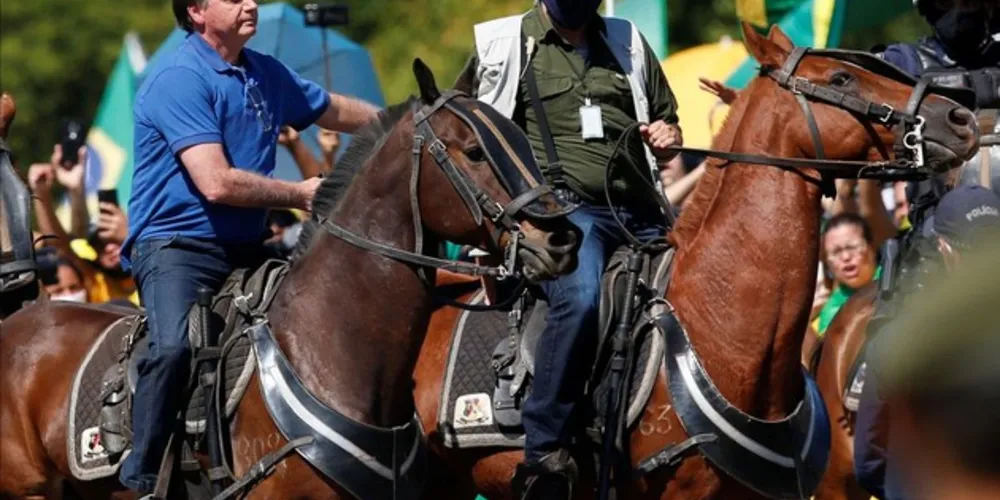 Presidente acompanhou os manifestantes de helicóptero e a cavalo