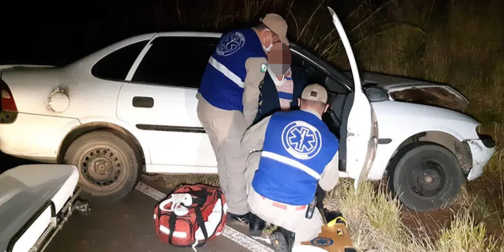 Desgovernado, carro invadiu pista contrária e foi atingido por caminhão